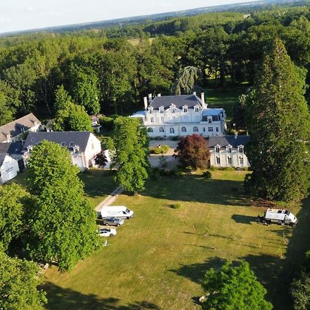 EMPLACEMENT BUCOLIQUE DE CAMPING dans le parc du château - Attention tente et matériels non fournis et sans possibilité de faire courir une rallonge pour se raccorder à l'électricité Brain-sur-Allonnes Esterno foto