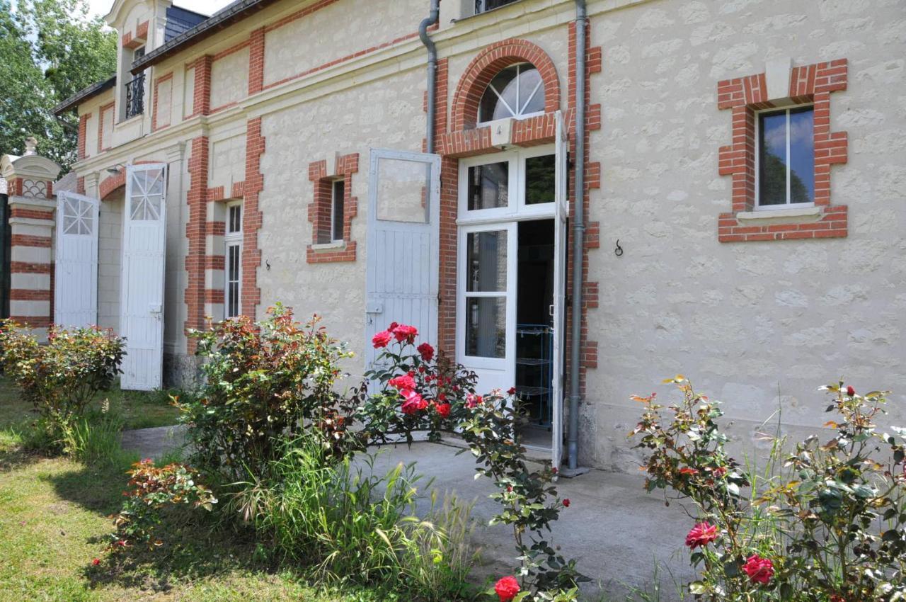 EMPLACEMENT BUCOLIQUE DE CAMPING dans le parc du château - Attention tente et matériels non fournis et sans possibilité de faire courir une rallonge pour se raccorder à l'électricité Brain-sur-Allonnes Esterno foto
